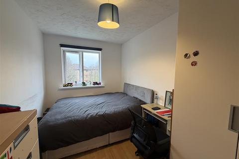 2 bedroom flat to rent, Harrier Way, London