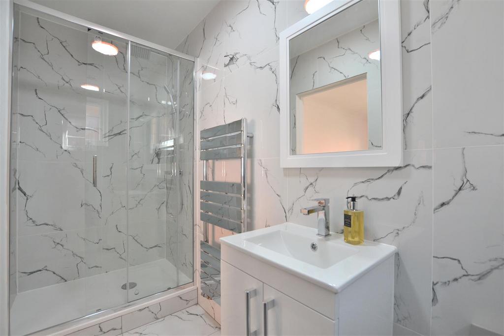 En-Suite 1.JPG