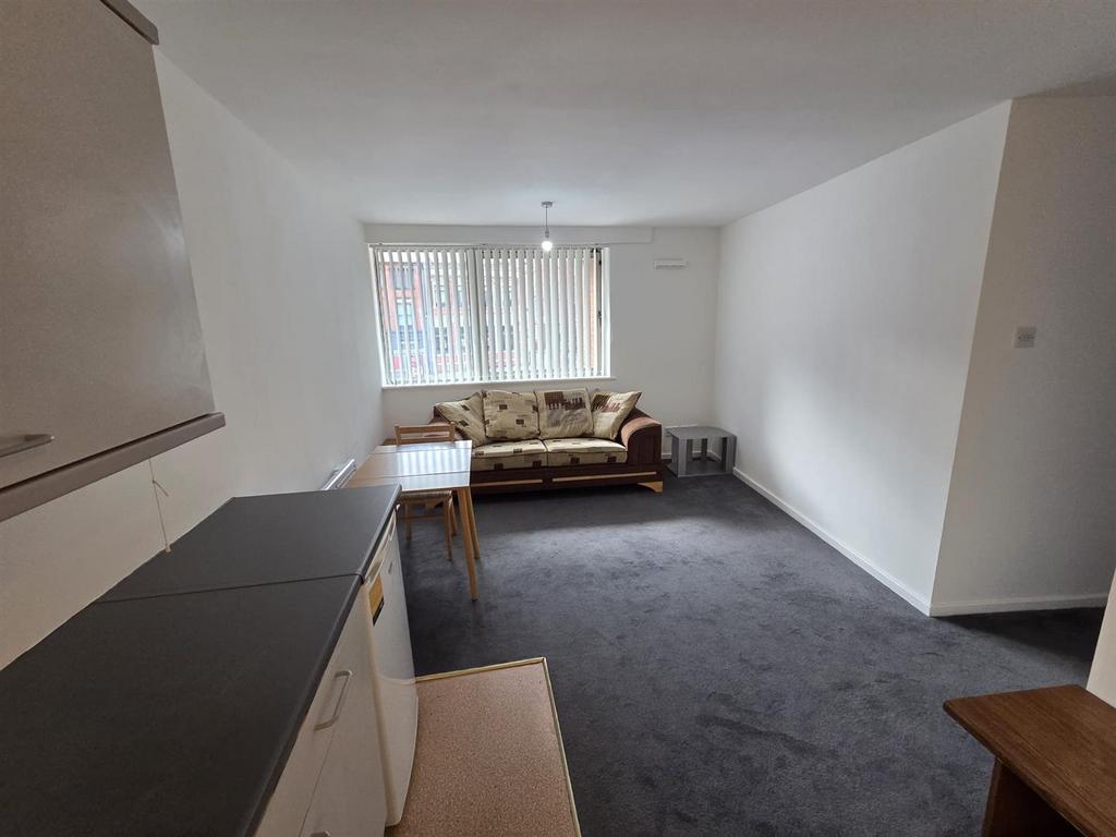 Flat 1 , 85 old snow hill - 5.jpeg