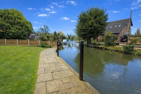 4 bedroom detached house for sale, Hythe End Road, Wraysbury, Staines-upon-Thames, Berkshire, TW19