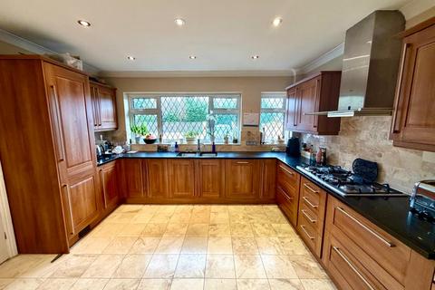 4 bedroom detached house for sale, Hythe End Road, Wraysbury, Staines-upon-Thames, Berkshire, TW19