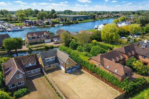 4 bedroom detached house for sale, Hythe End Road, Wraysbury, Staines-upon-Thames, Berkshire, TW19