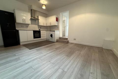 2 bedroom flat to rent, Fonthill Road