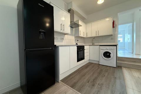 2 bedroom flat to rent, Fonthill Road