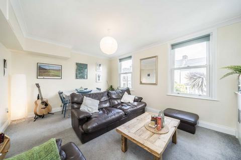 3 bedroom flat to rent, Charlmont Road, London SW17
