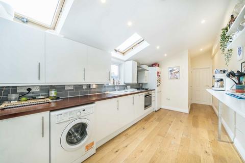 3 bedroom flat to rent, Charlmont Road, London SW17