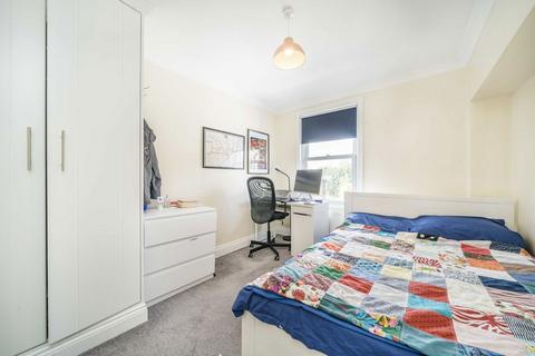 3 bedroom flat to rent, Charlmont Road, London SW17