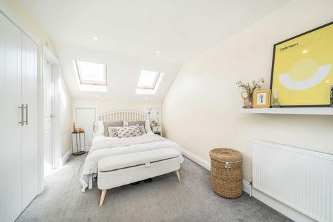 3 bedroom flat to rent, Charlmont Road, London SW17