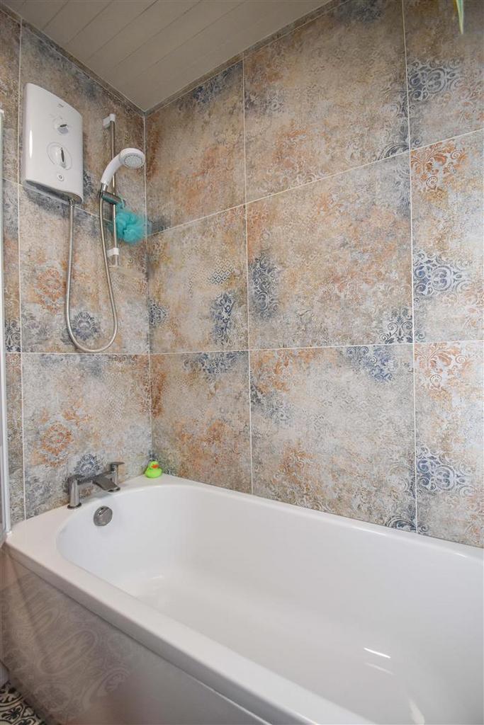 44 Foster Street Bathroom B.jpg