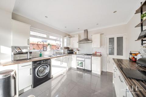 4 bedroom semi-detached house for sale, Wingletye Lane, Hornchurch