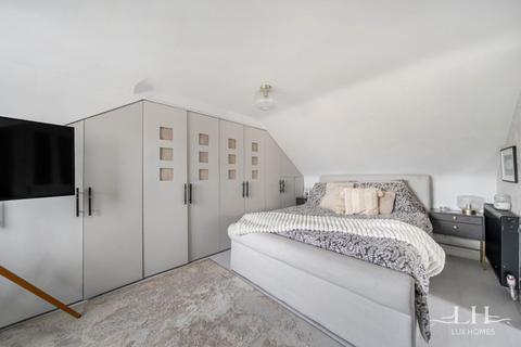 4 bedroom semi-detached house for sale, Wingletye Lane, Hornchurch