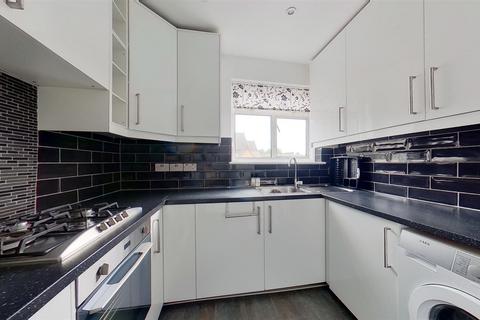 2 bedroom flat to rent, Garratt Lane, London