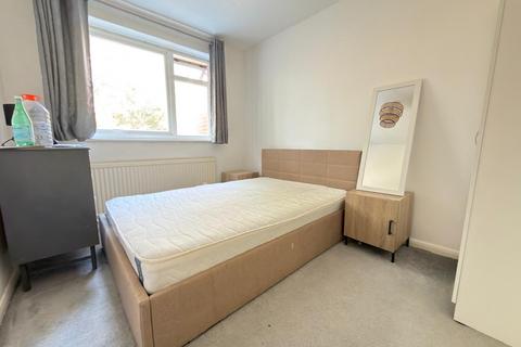 undefined, Staines Road East, Sunbury-on-Thames TW16