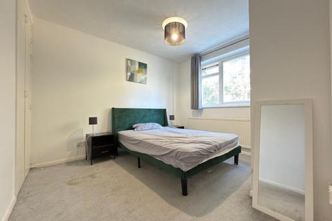 undefined, Staines Road East, Sunbury-on-Thames TW16