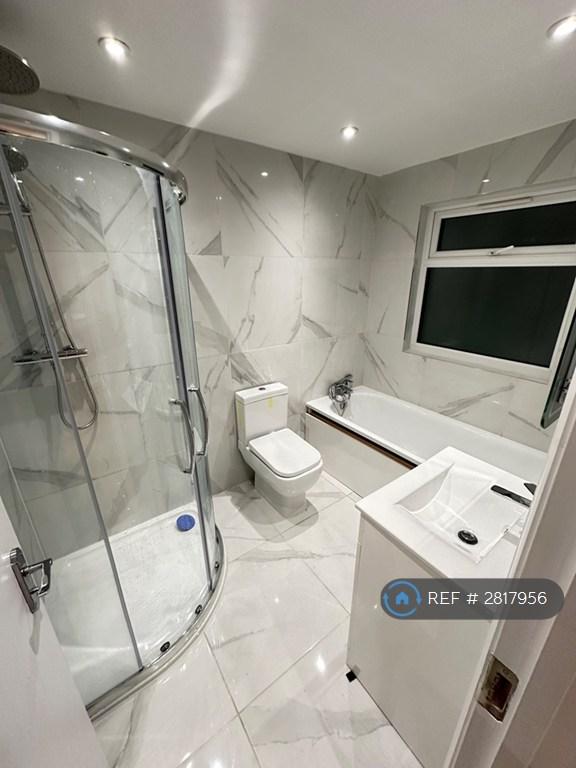 Fully En-Suite Bath &amp; Shower