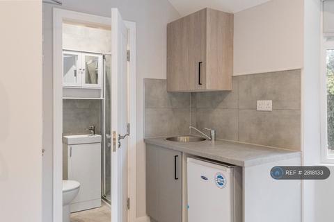 Studio to rent, Whitton, Hounslow, TW4