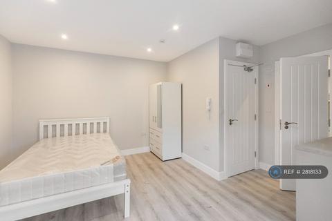 Studio to rent, Whitton, Hounslow, TW4