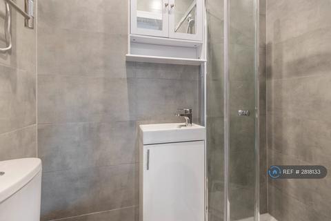 Studio to rent, Whitton, Hounslow, TW4