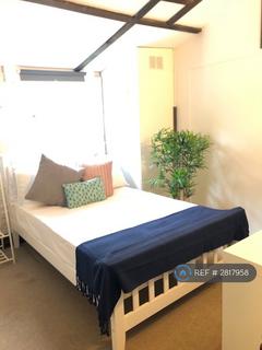 3 bedroom flat to rent, St. Peter's Street Mews, London, N1
