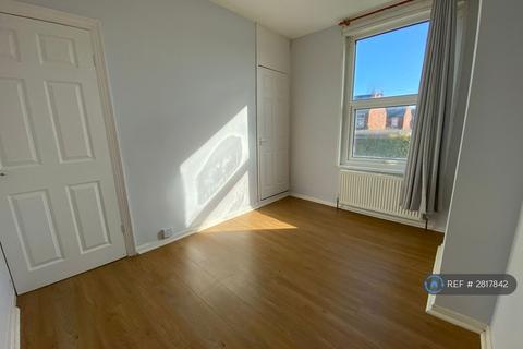 2 bedroom terraced house to rent, Silverdale Road, Nottingham, NG7