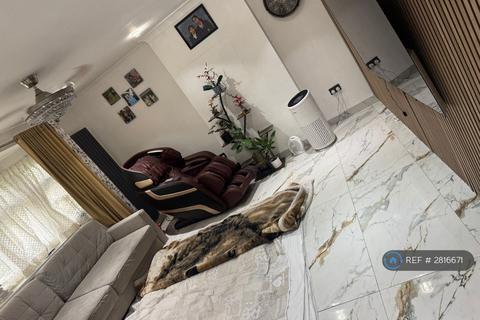 3 bedroom bungalow to rent, Manor Road, Chigwell, IG7