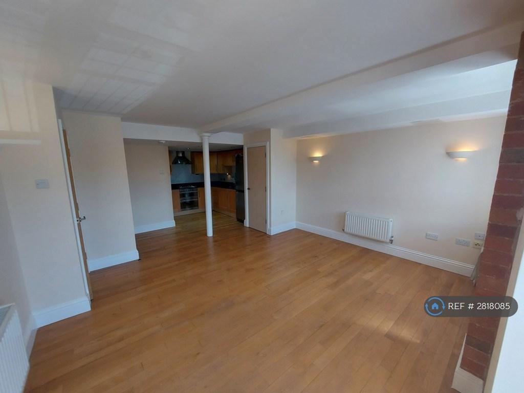 Spacious Lounge/Dining Room