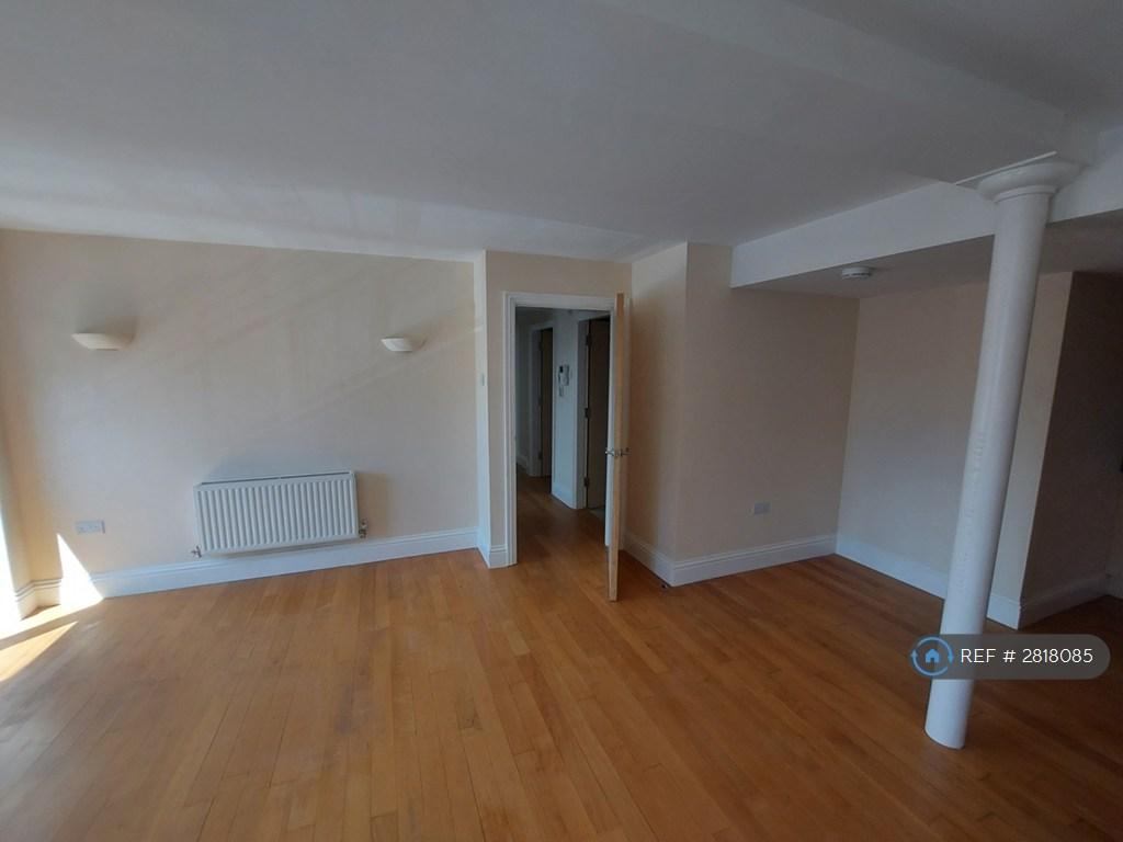Spacious Lounge/Dining Room