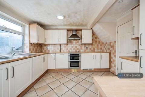 4 bedroom semi-detached house to rent, Downlands, Luton, LU3