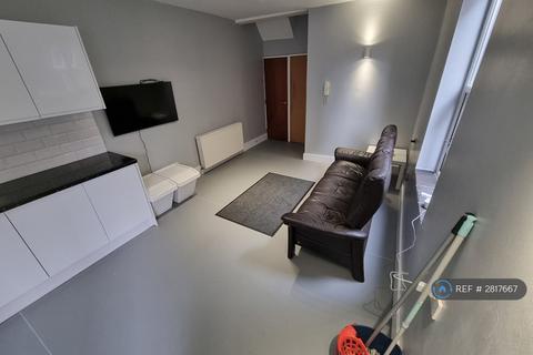8 bedroom end of terrace house to rent, Great Western St, Fallowfield, M14