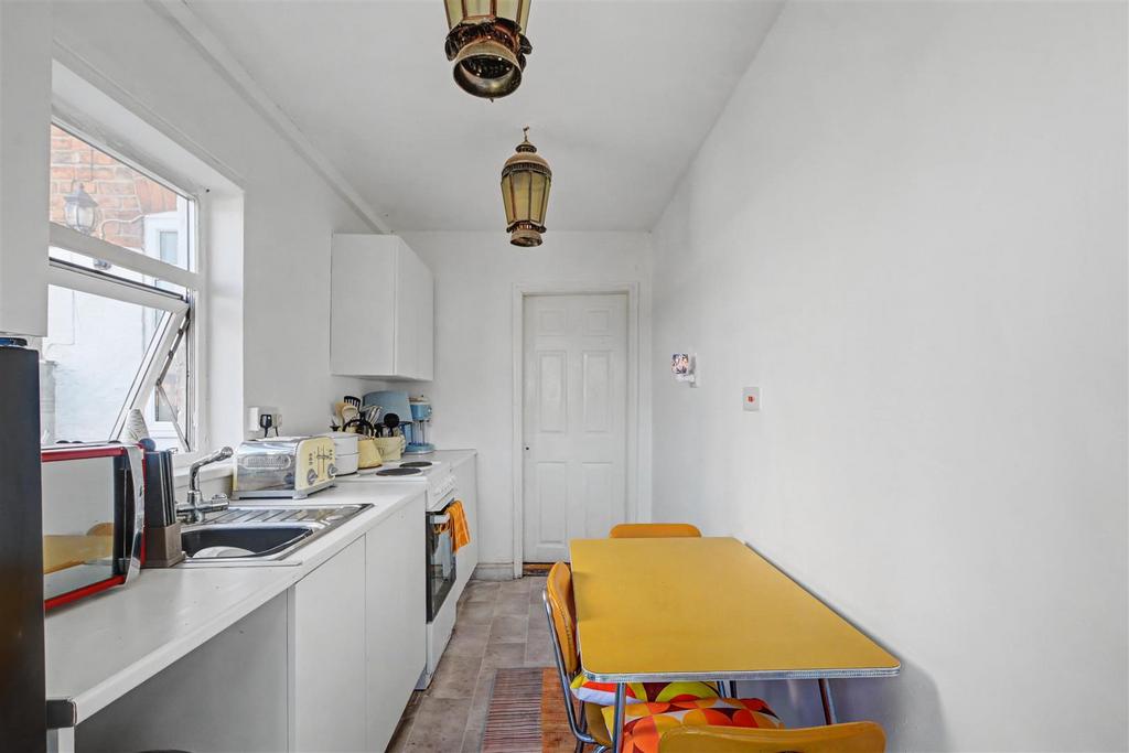 Kitchen 2.jpeg