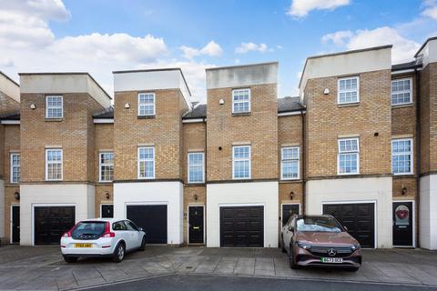 3 bedroom townhouse to rent, Bishopfields Drive, York