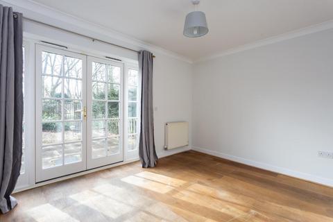 3 bedroom townhouse to rent, Bishopfields Drive, York