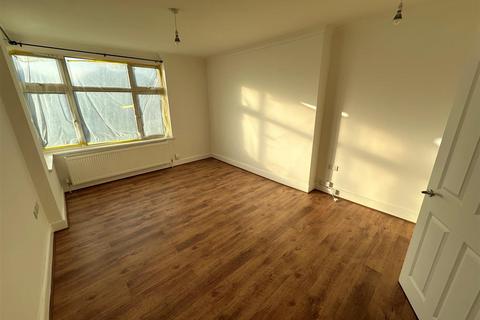 1 bedroom maisonette to rent, Highfield Avenue, London