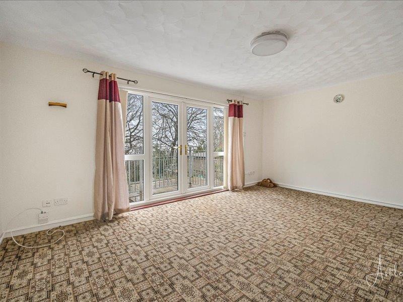 Open-plan lounge/dining room