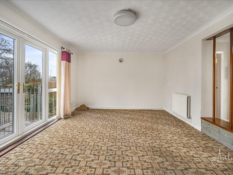Open-plan lounge/dining room