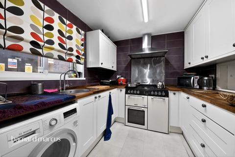 3 bedroom apartment for sale, Old Farm Road, London