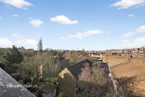 3 bedroom apartment for sale, Old Farm Road, London