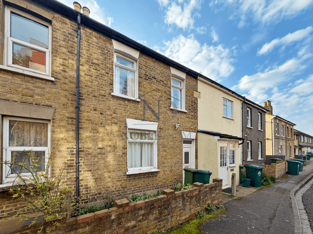 3 bedroom 2 bathroom terraced house in staines
