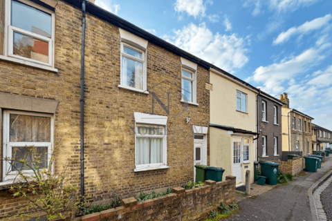 3 bedroom terraced house to rent, George Street, Staines, TW18