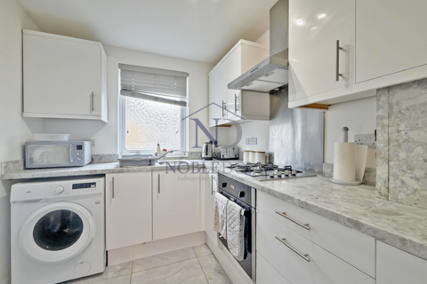 3 bedroom terraced house to rent, George Street, Staines, TW18