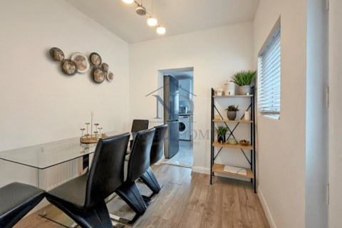 3 bedroom terraced house to rent, George Street, Staines, TW18