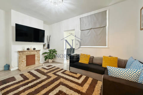 3 bedroom terraced house to rent, George Street, Staines, TW18