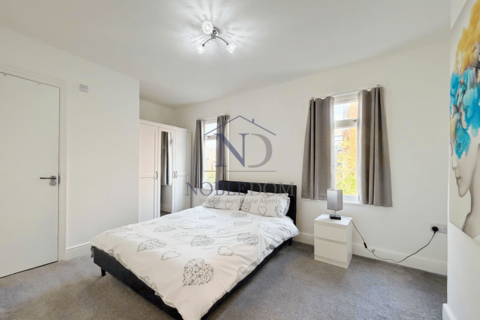 3 bedroom terraced house to rent, George Street, Staines, TW18
