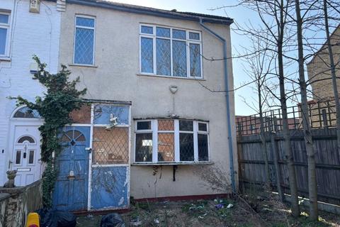 3 bedroom end of terrace house for sale, Lyndhurst Road, London N18