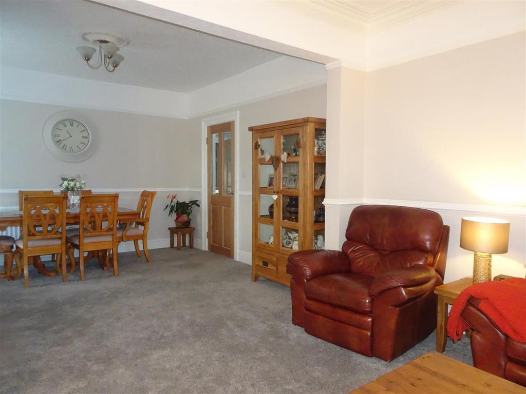 Lounge/Dining Area