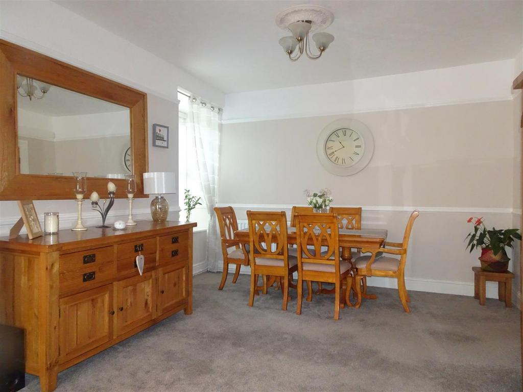 Lounge/Dining Area