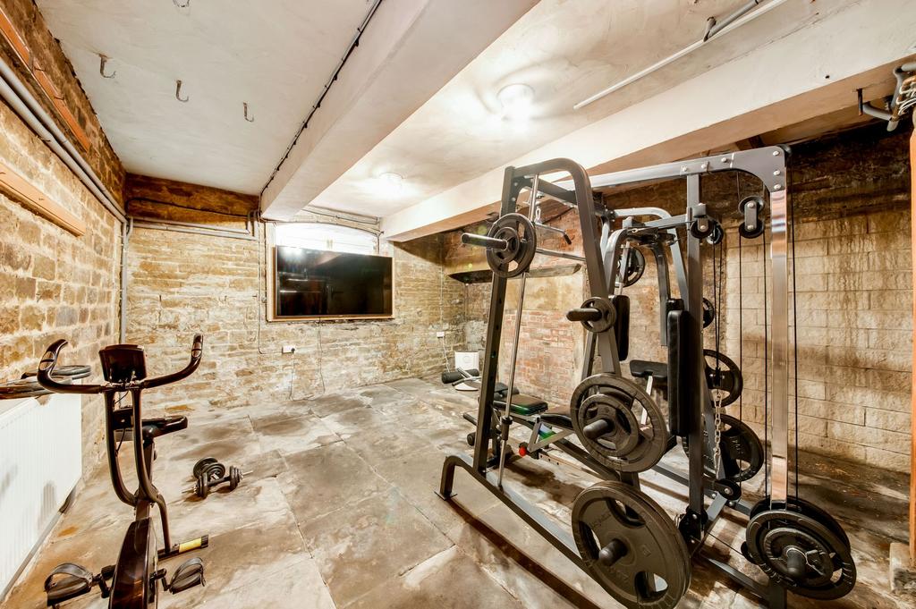 Cellar room / former kitchen/ gym and fitness room