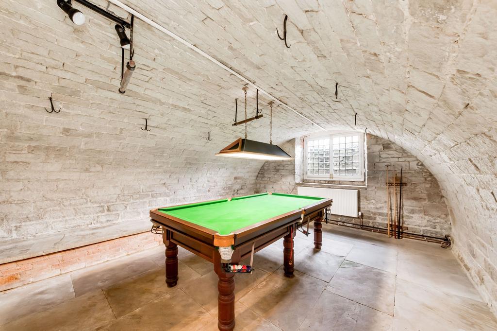 Cellar room / former kitchen/ gym and fitness room