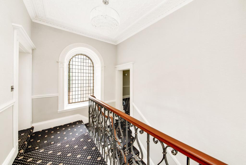 Staircase to first floor landing