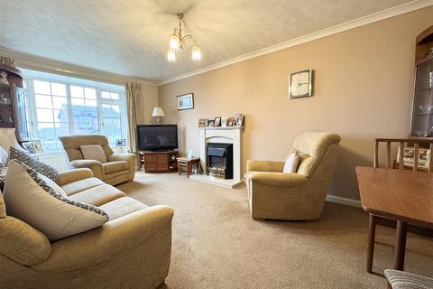 2 bedroom detached bungalow for sale, Woodlands Drive, Skelmanthorpe, Huddersfield HD8 9DB
